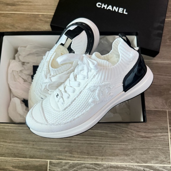 CHANEL White and Black Knit Trainer Sneakers size 39 (New in Box) - Picture 2 of 9
